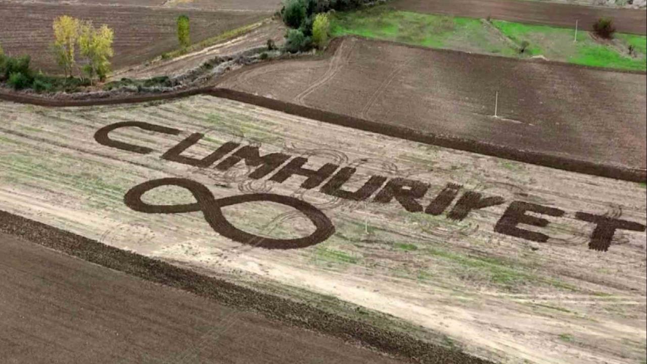 Amasyalı çiftçi tarlasına traktörüyle ‘Cumhuriyet’ yazdı