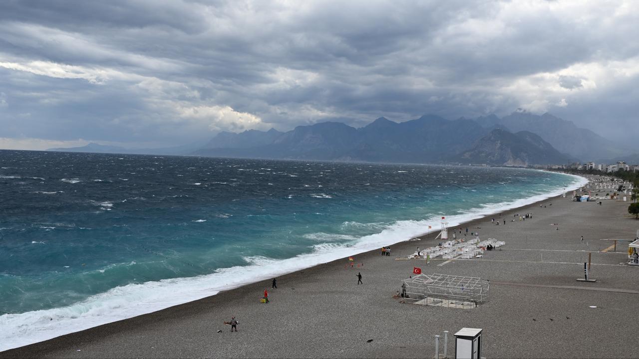 Antalya’da fırtına ve sağanak etkili oluyor