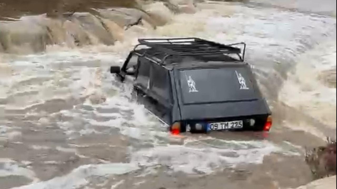 Aydın’da taşan dereden geçmeye çalışan otomobil sele kapıldı