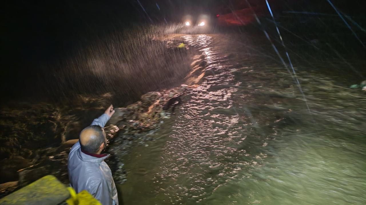 Bursa’da taşan dere nedeniyle yol ulaşıma kapandı