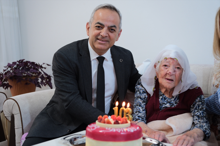 Cumhuriyet’in 103. yılını 103 yaşındaki Nazife nine de kutladı