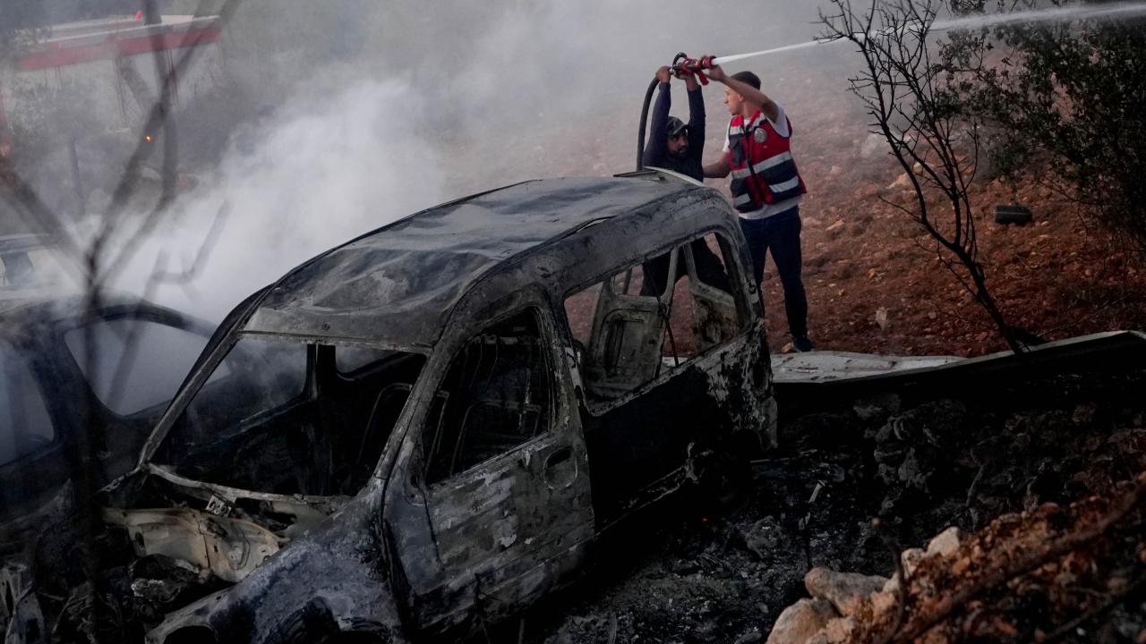 Filistin topraklarını gasbeden İsrailliler Batı Şeria’da çiftçilere saldırdı, araçları kundakladı