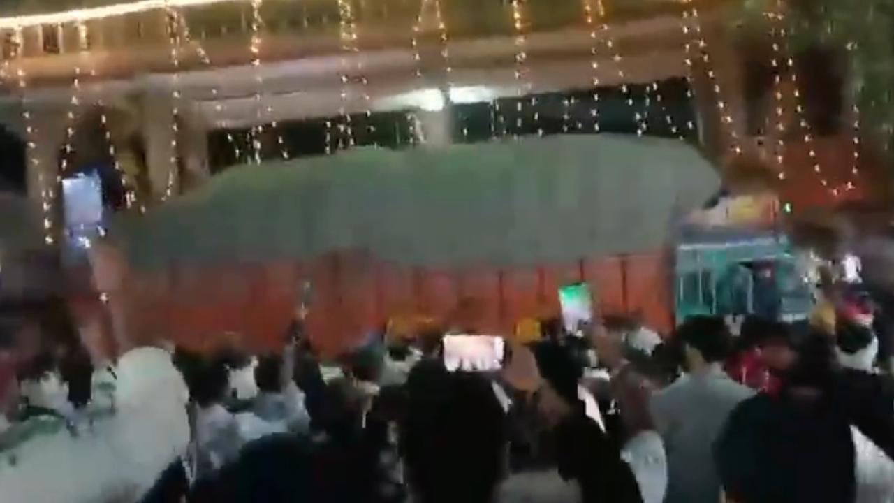 Hindistan’da kamyon, kalabalığa daldı: 15 ölü