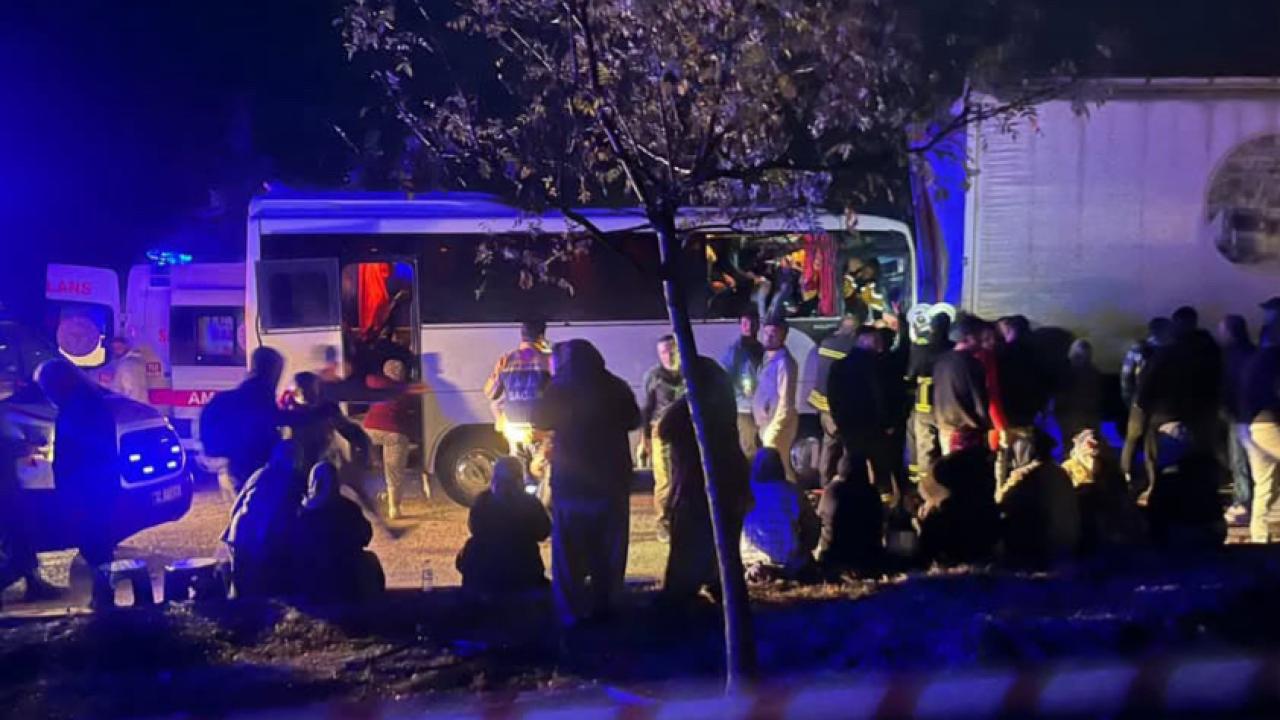 Isparta’da çekici ile minibüs çarpıştı: 17 yaralı