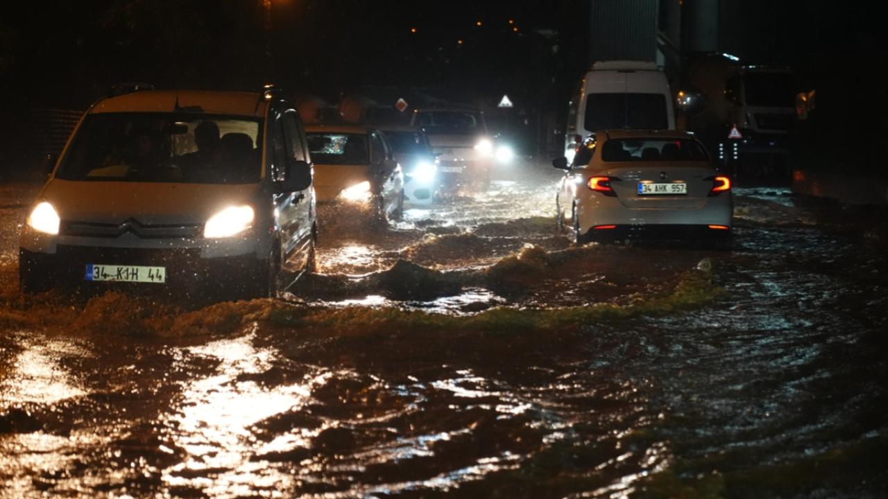 İstanbul’da sağanak: Yollar göle döndü, trafik durma noktasına geldi