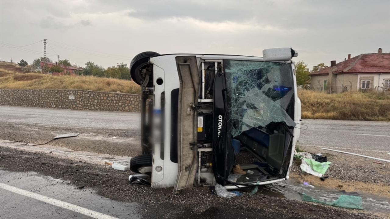 Kırıkkale’de işçileri taşıyan midibüs devrildi: 15 yaralı