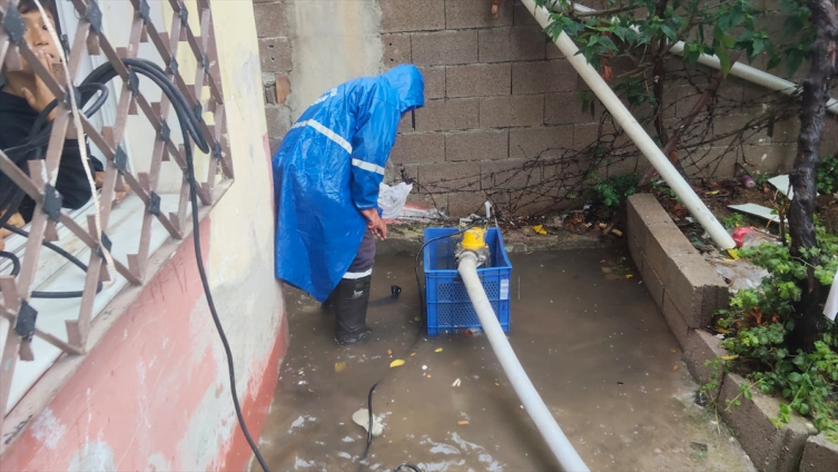 Mersin’de sağanak: Ev ve iş yerlerini su bastı