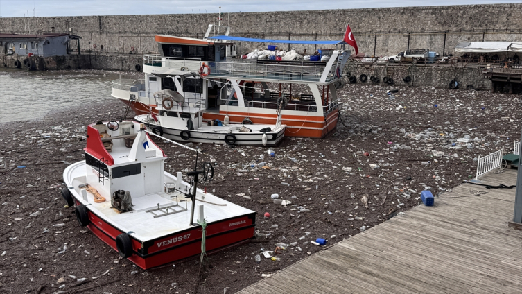 Sağanağın taşıdığı atıklar Zonguldak Limanı’nı kapladı