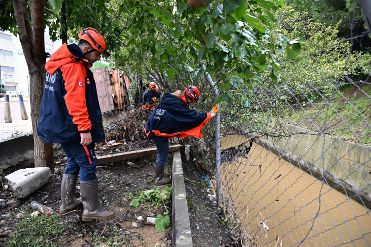 Sonarlar ve dronlar devrede: İstanbul’da sel sularına kapılanlar aranıyor